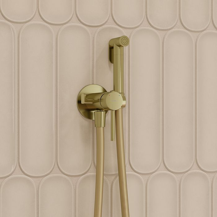 Встраиваемый смеситель с гигиеническим душем, матовое золото, IDDIS, 005MGR0i08 большой выбор под ваш дизайн!